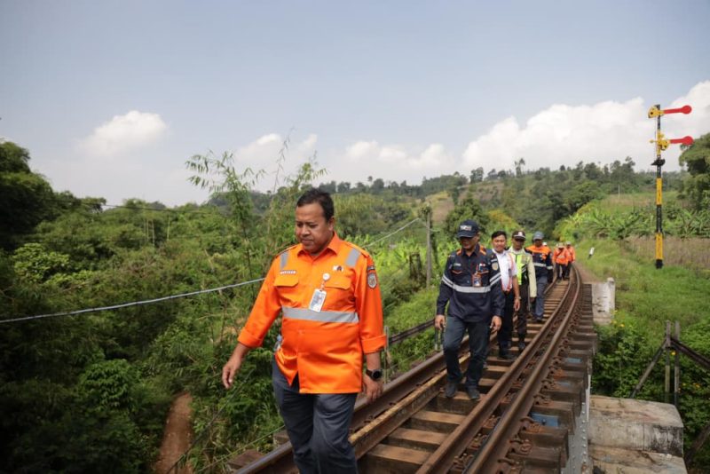 Manajemen PT KAI Daop 2 Bandung saat memeriksa jalur rel lintas wilayah wilayah Daop 2 Bandung. PJ/Dok
