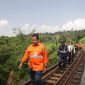 Manajemen PT KAI Daop 2 Bandung saat memeriksa jalur rel lintas wilayah wilayah Daop 2 Bandung. PJ/Dok