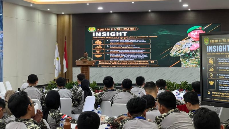 Irdam Mayjen TNI Nurul Yakin saat berbicara di DIKLATDA) Himpunan Pengusaha Muda Indonesia (HIPMI) Jabar di Aula Daan Mogot, Pusdikif Bandung, Sabtu 9 Mei 2026. PJ/Dok