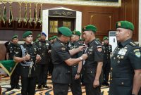 Pangdam III/Slw Mayjen TNI Kosasih saat memimpin Serah Terima Jabatan (Sertijab) pejabat jajaran Kodam alih komando dan pengendalian (Kodal) Yonif 315/Garuda, serta likuidasi satuan Babinminvetcaddam III/Siliwangi, Sabtu (10/5/2026). PJ/Dok