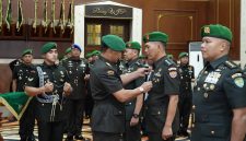 Pangdam III/Slw Mayjen TNI Kosasih saat memimpin Serah Terima Jabatan (Sertijab) pejabat jajaran Kodam alih komando dan pengendalian (Kodal) Yonif 315/Garuda, serta likuidasi satuan Babinminvetcaddam III/Siliwangi, Sabtu (10/5/2026). PJ/Dok