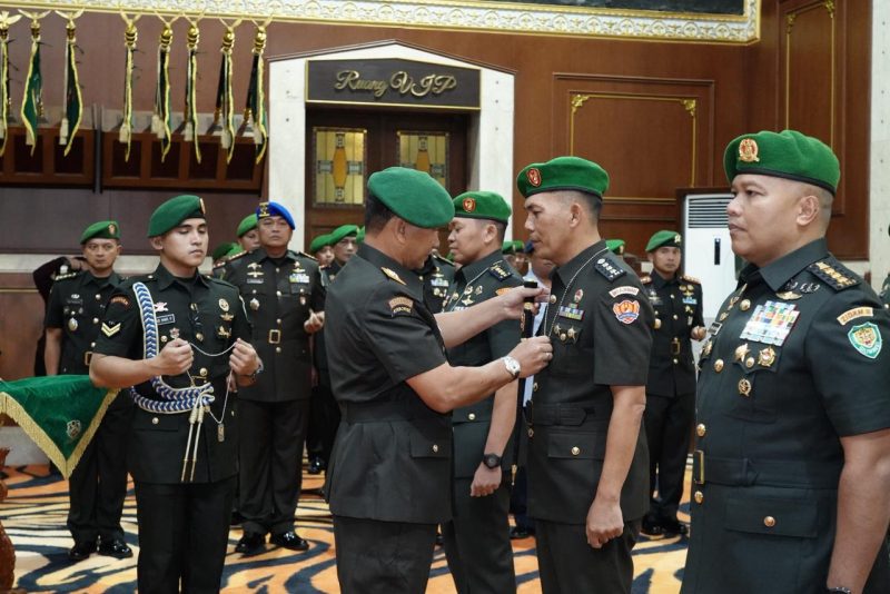 Pangdam III/Slw Mayjen TNI Kosasih saat memimpin Serah Terima Jabatan (Sertijab) pejabat jajaran Kodam alih komando dan pengendalian (Kodal) Yonif 315/Garuda, serta likuidasi satuan Babinminvetcaddam III/Siliwangi, Sabtu (10/5/2026). PJ/Dok