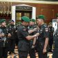 Pangdam III/Slw Mayjen TNI Kosasih saat memimpin Serah Terima Jabatan (Sertijab) pejabat jajaran Kodam alih komando dan pengendalian (Kodal) Yonif 315/Garuda, serta likuidasi satuan Babinminvetcaddam III/Siliwangi, Sabtu (10/5/2026). PJ/Dok