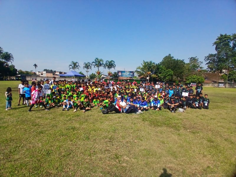 Peserta Festival Forsgi Jabar berose bersama sebelum pertandingan. PJ/Joel