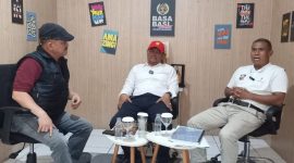 Prana Yogaswara (tengah) saat menjelaskan event tinju bertajuk GRIB Jaya Bandung Boxing Camp 2026 di BasaBasi Podcast. PJ/Dok
