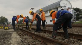 Sejumlah pekerja mengganti rel baru sepanjang 2,8 km guna meningkatkan keselamatan dan kenyamanan pelanggan. PJ/Dok
