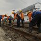 Sejumlah pekerja mengganti rel baru sepanjang 2,8 km guna meningkatkan keselamatan dan kenyamanan pelanggan. PJ/Dok