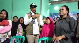 Direktur Utama Perum BULOG Letnan Jendera TNI (Purn) Dr. Ahmad Rizal Ramdhani, S.Sos., S.H., M.Han saat meninjau dan menyerahkan bantuan pangan dan MinyaKita di desa Arjasari, KBB. PJ/Dok
