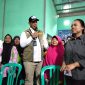 Direktur Utama Perum BULOG Letnan Jendera TNI (Purn) Dr. Ahmad Rizal Ramdhani, S.Sos., S.H., M.Han saat meninjau dan menyerahkan bantuan pangan dan MinyaKita di desa Arjasari, KBB. PJ/Dok