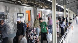Tampak ratusan penumpang memanfaatkan momen libur Idul Adha 2026 memnafaatkan jasa PT KA. PJ/dok