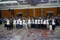 Ketua NPCI Yadi Sofyan (keempat kanan) berfoto bersama Wali Kota Bandung M. Farhan.usai penyerahan 