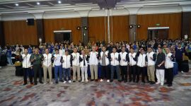 Ketua NPCI Yadi Sofyan (keempat kanan) berfoto bersama Wali Kota Bandung M. Farhan.usai penyerahan 