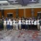 Ketua NPCI Yadi Sofyan (keempat kanan) berfoto bersama Wali Kota Bandung M. Farhan.usai penyerahan 