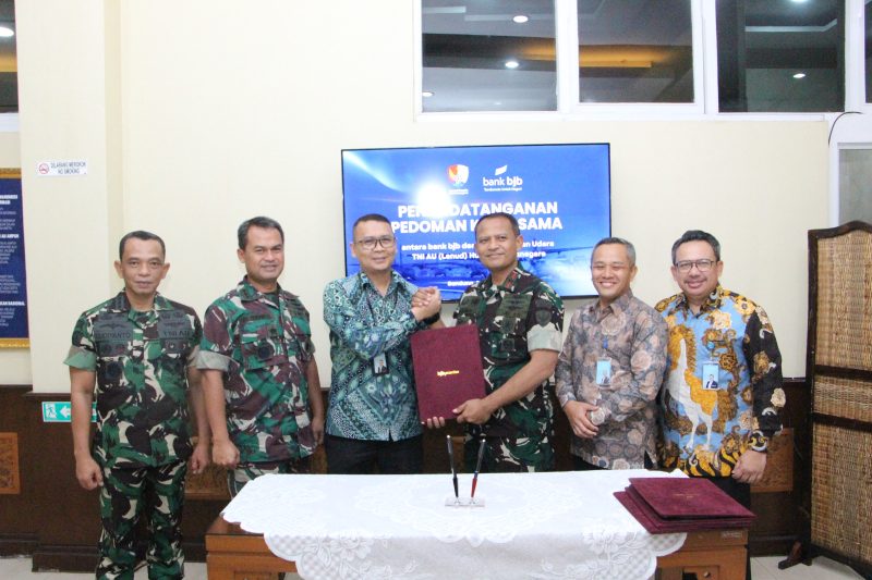 bank bjb melakukan MoU yang ditandatangani Komandan Lanud Husein Sastranegara Marsekal Pertama TNI MD Irman Fathurahman, S.E., M.M bersama Pemimpin Cabang bank bjb Tamansari Adytia Sovana. PJ/Dok