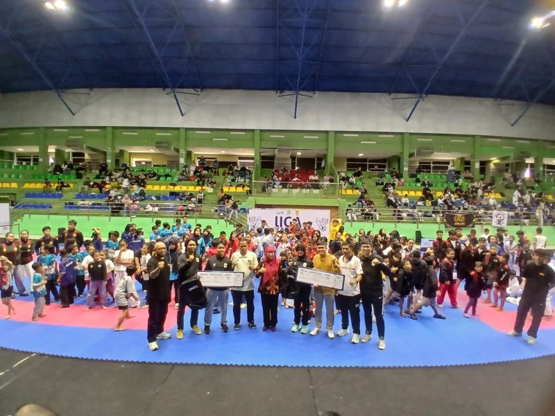 Tini Sugiartini mewakili Disdik Jabar membuka Liga Karate Antar Pelajar di Gor Bandung, Sabtu (30/5/2026). PJ/Joel