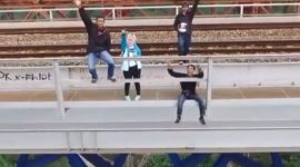 KAI Daop 2 Bandung melarang masyarakat memasuki area terbatas seperti berjalan di rel dan berkendara di sisi kanan kiri Jembatan Cisomang maupun berjalan di Jembatan Cikubang. PJ/Dok
