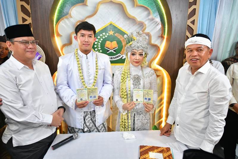 Gubernur Jabar KDM jadi saksi pernikahan pasangan Tuna Rungu di KUA Bale Endah. PJ/Dok
