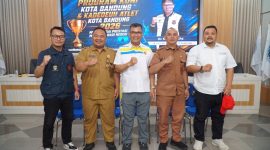 Ketua Umum. KONI Kota Bandung Dr. Nuryadi. Mpd mengapresiasi Wali Kota Bandung terkait pemberian kadedeuh atlet berprestasi. PJ/Joel