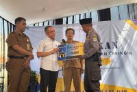 Ketua DPRD Kota Bandung Kang Asmul menyerahkan Paket Umrah kepada Pak Darno, salah satu petugas linmas di Kelurahan Caringin, Senin 11 Mei 2026. PJ/ Humpro DPRD Kota Bandung)