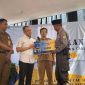 Ketua DPRD Kota Bandung Kang Asmul menyerahkan Paket Umrah kepada Pak Darno, salah satu petugas linmas di Kelurahan Caringin, Senin 11 Mei 2026. PJ/ Humpro DPRD Kota Bandung)