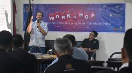 Drs. Askur Rivai, saat membahas tantangan pers di era digital, di Halal bihalal Pokja PWI Kota Bandung. Dok