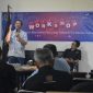 Drs. Askur Rivai, saat membahas tantangan pers di era digital, di Halal bihalal Pokja PWI Kota Bandung. Dok