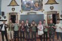 Pelukis Firdaus Alamhudi (berpeci) berpose bersama panitia Pameran dan Lelang Lukisan Siliwangi untuk Indonesiaku di Makodam III/Slw. PJ/Mal