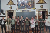 Pelukis Firdaus Alamhudi (berpeci) berpose bersama panitia Pameran dan Lelang Lukisan Siliwangi untuk Indonesiaku di Makodam III/Slw. PJ/Mal