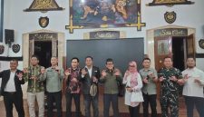 Pelukis Firdaus Alamhudi (berpeci) berpose bersama panitia Pameran dan Lelang Lukisan Siliwangi untuk Indonesiaku di Makodam III/Slw. PJ/Mal