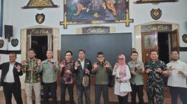 Pelukis Firdaus Alamhudi (berpeci) berpose bersama panitia Pameran dan Lelang Lukisan Siliwangi untuk Indonesiaku di Makodam III/Slw. PJ/Mal
