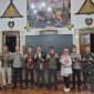 Pelukis Firdaus Alamhudi (berpeci) berpose bersama panitia Pameran dan Lelang Lukisan Siliwangi untuk Indonesiaku di Makodam III/Slw. PJ/Mal