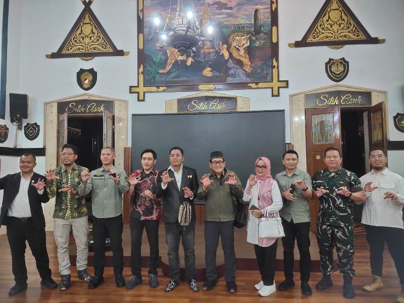Pelukis Firdaus Alamhudi (berpeci) berpose bersama panitia Pameran dan Lelang Lukisan Siliwangi untuk Indonesiaku di Makodam III/Slw. PJ/Mal