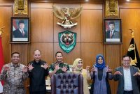 Panglima Kodam III/Slw Mayjen TNI Kosasih berpose bersama dengan jajaran UNPAK saat berkunjung ke Kodam III/Slw. PJ/Dok