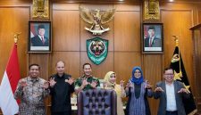 Panglima Kodam III/Slw Mayjen TNI Kosasih berpose bersama dengan jajaran UNPAK saat berkunjung ke Kodam III/Slw. PJ/Dok