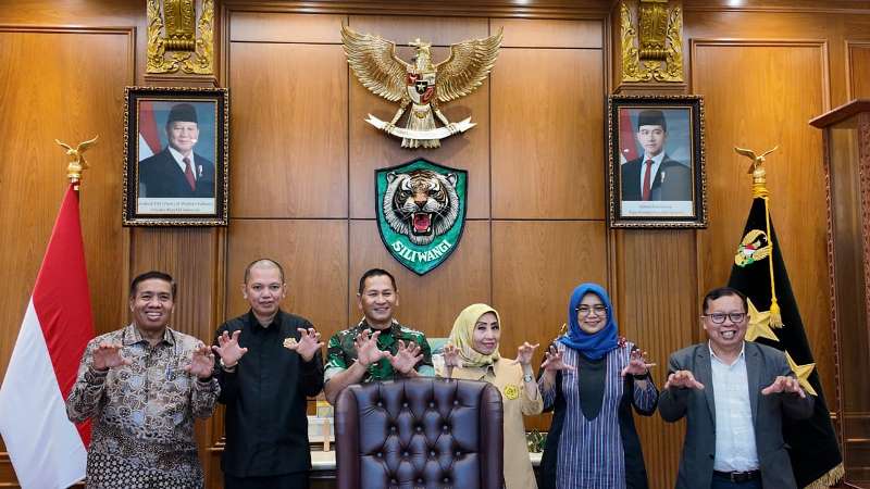 Panglima Kodam III/Slw Mayjen TNI Kosasih berpose bersama dengan jajaran UNPAK saat berkunjung ke Kodam III/Slw. PJ/Dok
