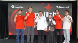 GM Mobile Consumer Business Region Jawa Barat Telkomsel, Anandoz Bangsawan,bersama Bupati Sumedang Bupati Sumedang, Dr. H. Dony Ahmad Munir,saat Peluncuran Terpujilah Guru, Rabu 13 Mei 2026. PJ/Dok