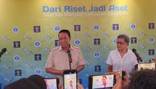 Menteri Hukum Supratman Andi Atgas dan Rocky Gerung saat memberikan keterangan kepada media di acara WCCO dari riset menjadi aset di Sabuga ITB, Selasa (12/5/2026). PJ/Mal