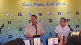 Menteri Hukum Supratman Andi Atgas dan Rocky Gerung saat memberikan keterangan kepada media di acara WCCO dari riset menjadi aset di Sabuga ITB, Selasa (12/5/2026). PJ/Mal