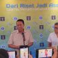 Menteri Hukum Supratman Andi Atgas dan Rocky Gerung saat memberikan keterangan kepada media di acara WCCO dari riset menjadi aset di Sabuga ITB, Selasa (12/5/2026). PJ/Mal