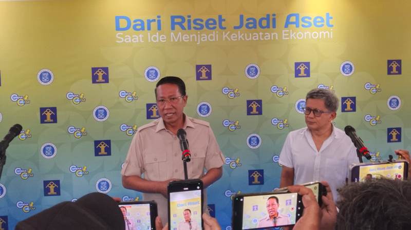 Menteri Hukum Supratman Andi Atgas dan Rocky Gerung saat memberikan keterangan kepada media di acara WCCO dari riset menjadi aset di Sabuga ITB, Selasa (12/5/2026). PJ/Mal