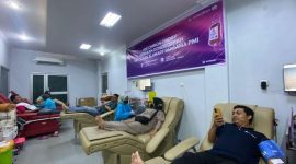 Tampak karyawan dan masyarakt melakukan donor darah yang digelar XLSMART Region Kalimantan. PJ/Dok