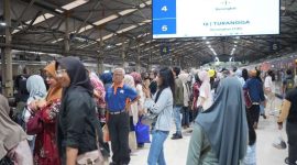 Masyarakat memanfaatkan momen libur sekolah dan diskon tarif KA 30 persen untuk berlibur menggunakan KA. PJ/Dok  