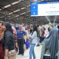 Masyarakat memanfaatkan momen libur sekolah dan diskon tarif KA 30 persen untuk berlibur menggunakan KA. PJ/Dok  