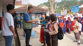 Program Baktiku Negeriku mengacu pada Asta Cita poin ke-6, yaitu membangun dari desa dan dari bawah untuk pemerataan ekonomi dan pemberantasan kemiskinan. Dalam konteks ini, Telkomsel menempatkan komunitas lokal sebagai mitra strategis melalui peningkatan kapasitas SDM, akses teknologi digital, serta pendampingan usaha produktif. PJ/Dok