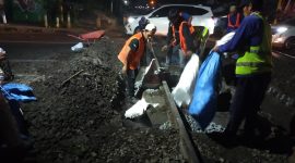 Para pekerja saat melakukan perbaikan di perlintasan sebidang di Jalan Sunda. PJ/Dok