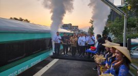Mulai Kamis (11/6), KA Cikuray relasi Garut – Pasar Senen resmi menggunakan rangkaian baru terdiri dari Kereta Ekonomi Kerakyatan dan Kereta Khusus Petani-Pedagang. PJ/Dok