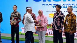 PT Solusi Bangun Indonesia Tbk Pabrik Narogong meraih penghargaan terbaik Ketiga di Forum CSR Jawa-Barat 2026. PJ/Dok