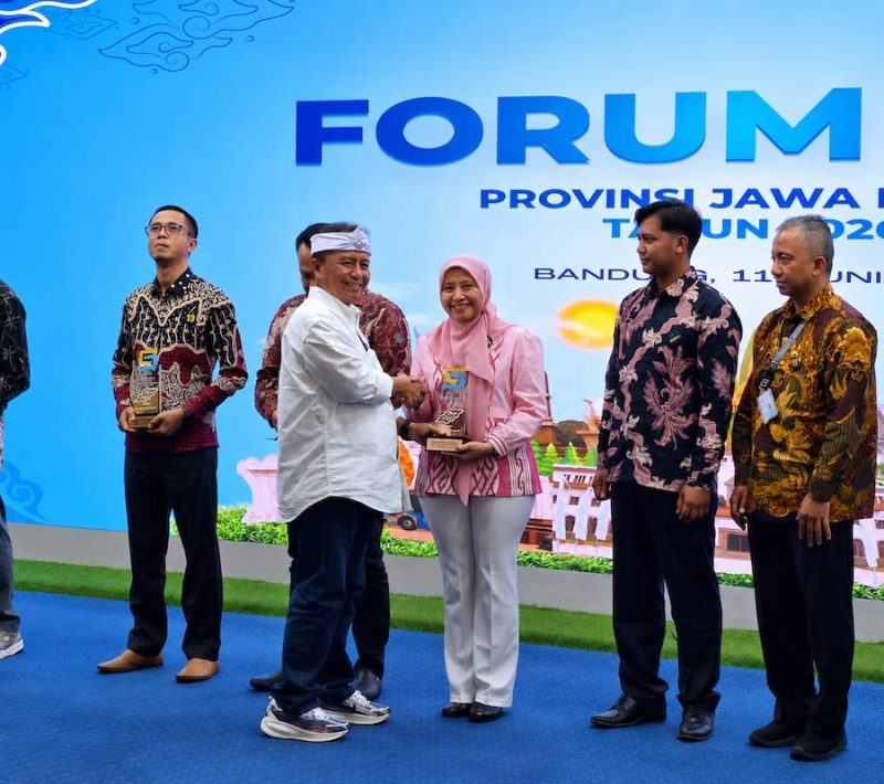 PT Solusi Bangun Indonesia Tbk Pabrik Narogong meraih penghargaan terbaik Ketiga di Forum CSR Jawa-Barat 2026. PJ/Dok