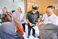 Pimpinan DPRD Kota Bandung Edwin Senjaya saat menyerahkan bantuan troli sampah dan SOR untuk warga Margasari, Buah Batu Bandung. PJ/Humaspro DPRD Kota Bandung