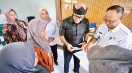 Pimpinan DPRD Kota Bandung Edwin Senjaya saat menyerahkan bantuan troli sampah dan SOR untuk warga Margasari, Buah Batu Bandung. PJ/Humaspro DPRD Kota Bandung
